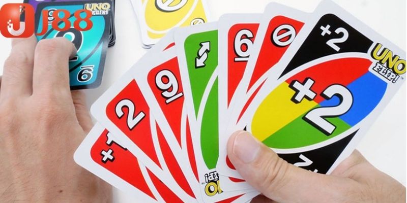 Bộ bài UNO bao gồm nhiều lá được chia theo màu sắc